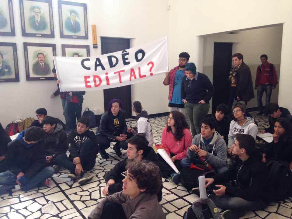 Estudantes da UTFPR, contrários à extinção dos cursos técnicos de Eletrônica e Mecânica, realizaram uma manifestação nesta quarta-feira (8)  | Felipe Rosa/Gazeta do Povo
