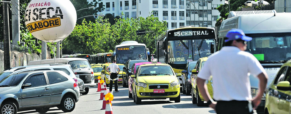 Blitz de Lei Seca é 5 vezes mais intensa no Rio de Janeiro do que em Curitiba Legislação sobre álcool e direção ficou mais dura em 2012, com uma mudança no Código de Trânsito. No Paraná, a cada mês, 200 pessoas são presas por embriaguez. | Fernando Frazão/Agência Brasil