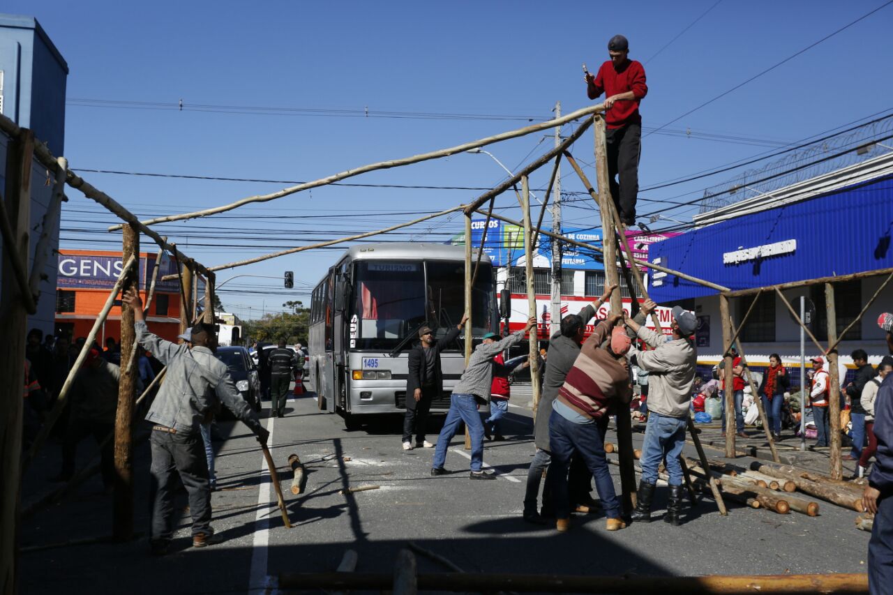 Movimento monta acampamento no meio da rua Doutor Faivre | Henry Milléo/Gazeta do Povo