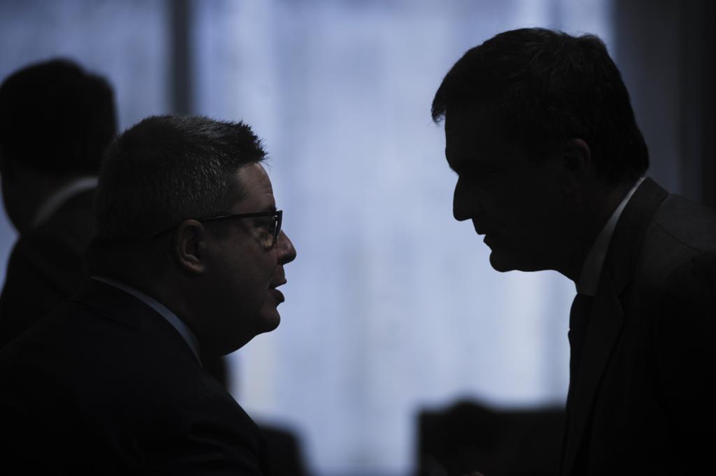 Relator da comissão do impeachment, Antonio Anastasia, conversa com José Eduardo Cardozo, presidente de Dilma Rousseff. | Pedro França/Agência Senado