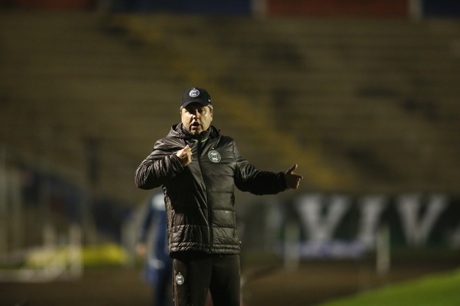 Técnico Gilson Kleina reclama da arbitragem no jogo com a Chapecoense. | Hugo Harada/Gazeta do Povo