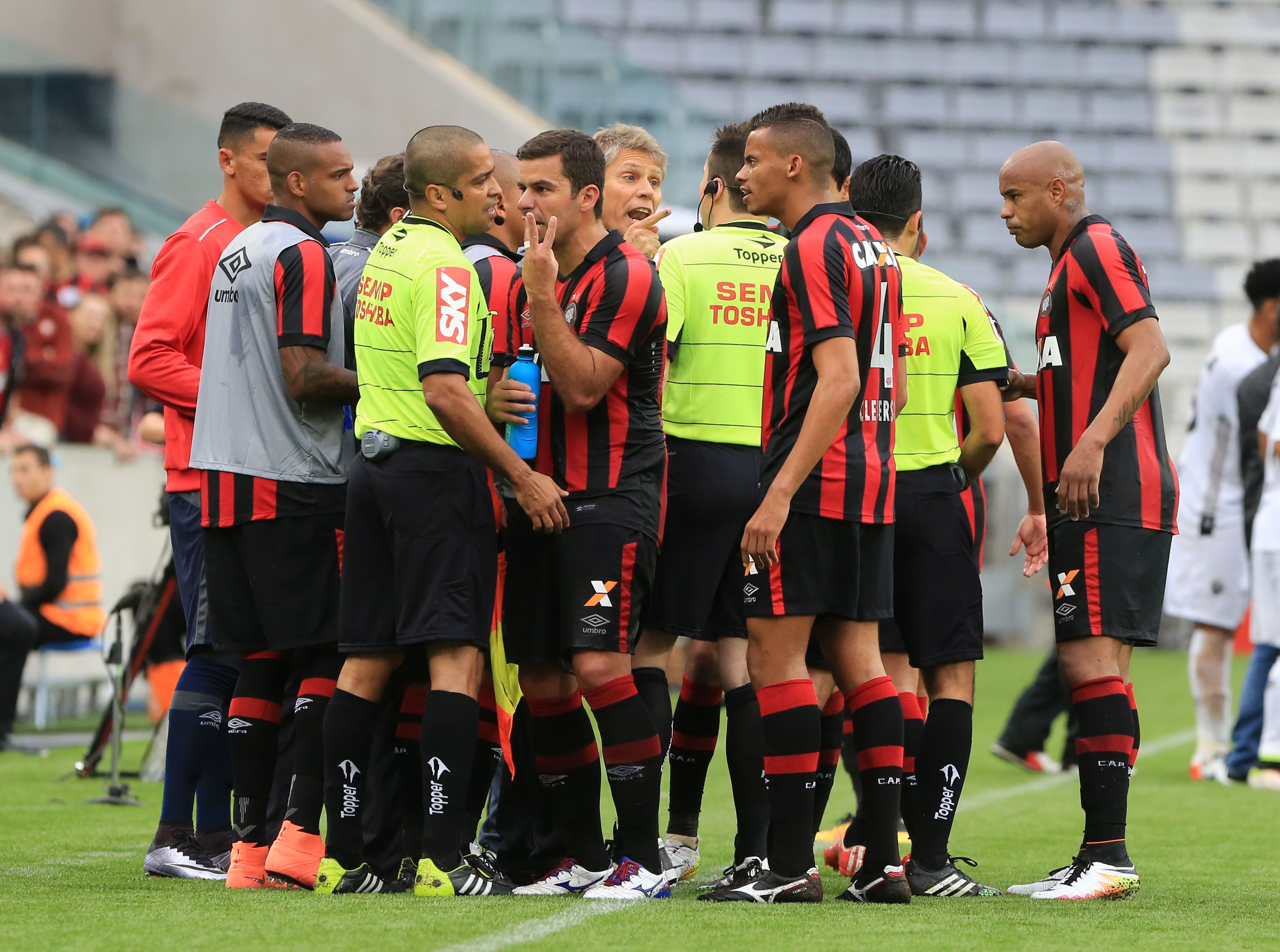 Jogadores do Atlético discutem com o trio de arbitragem no empate contra o Atlético-MG. | Ivonaldo Alexandre/Gazeta do Povo