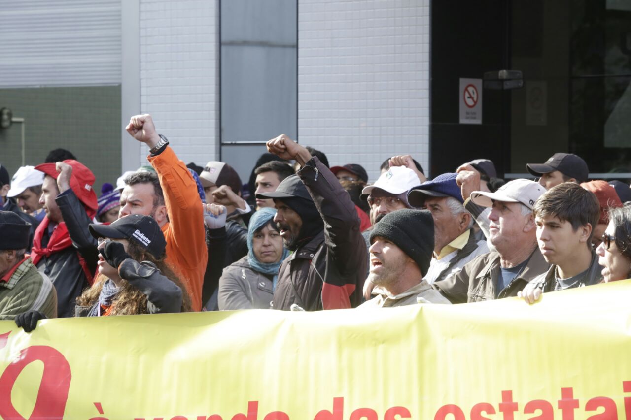 Manifestantes pedem a saída do presidente interino Michel Temer. | Antonio More/Gazet do Povo