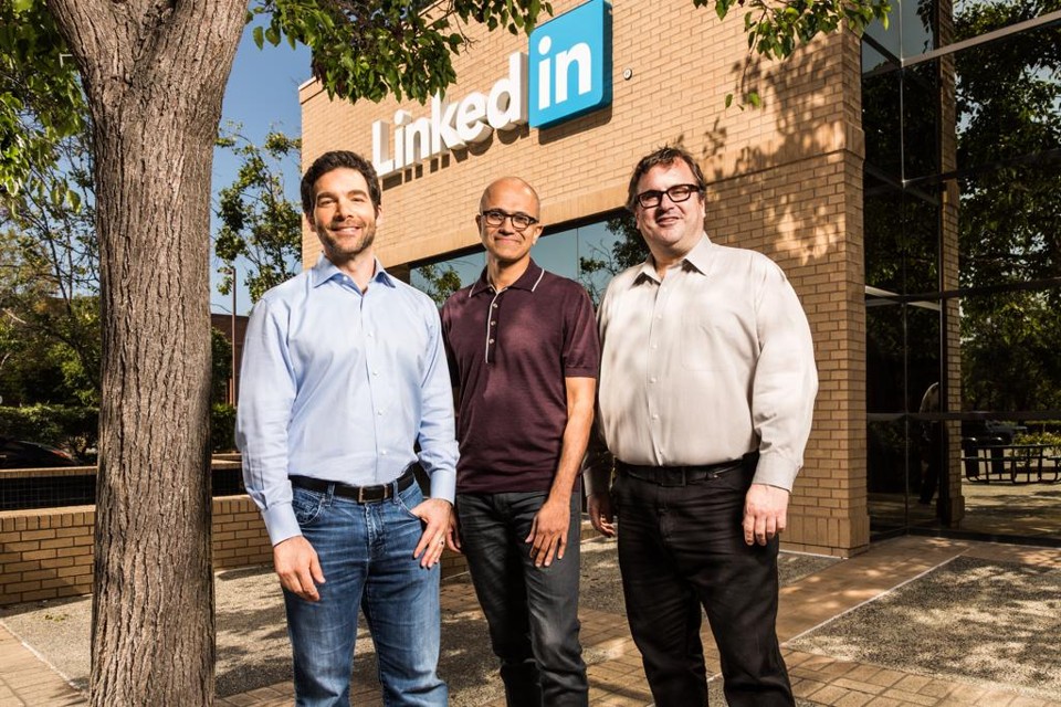 Jeff Weiner, CEO do LinkedIn (à esquerda) ao lado do CEO da Microsoft, Satya Nadella e do co-fundador da rede social profissional, Reid Hoffman | Divulgação/Microsoft