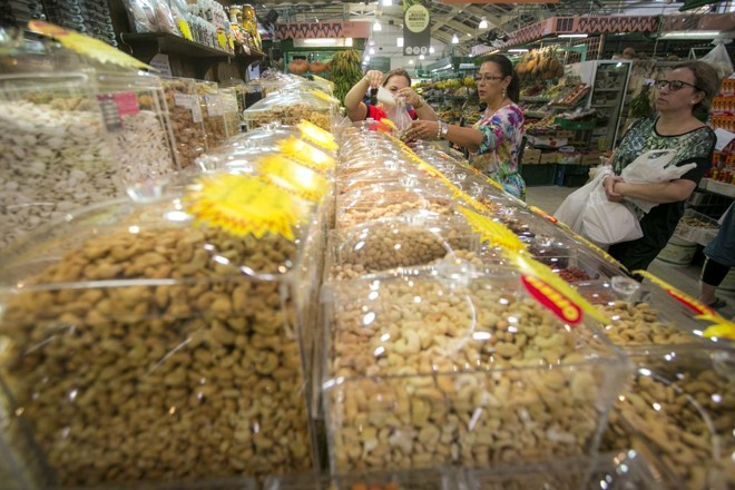 Leite, ovos, trigo, peixe, crustáceos, soja, diferentes tipos de castanha e látex natural -alguns dos ingredientes mais relacionados a alergias alimentares- devem ser informados nos rótulos. | Brunno Covello/Gazeta do Povo