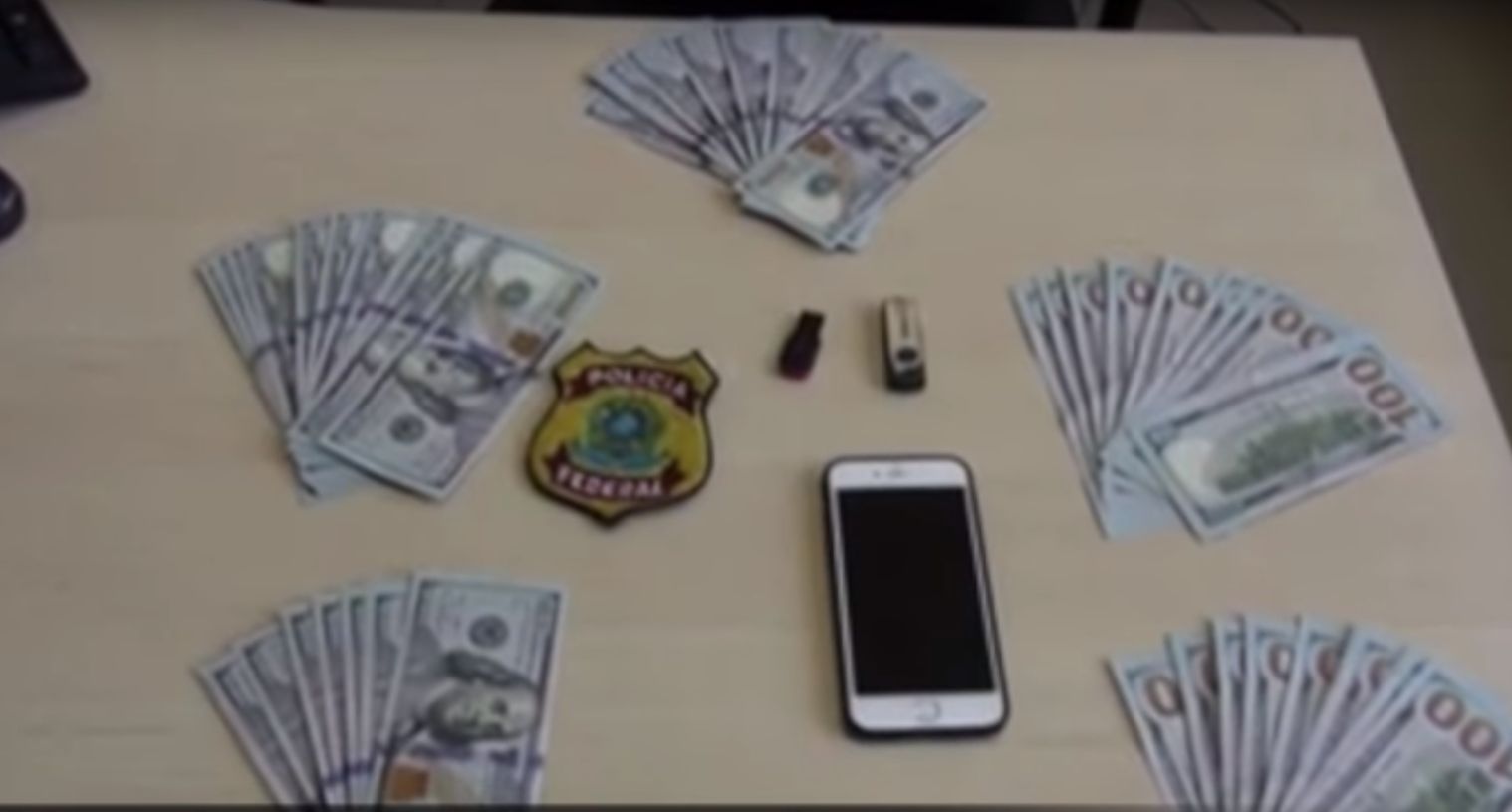 Também foram apreendidos dólares | Reprodução/Youtube/