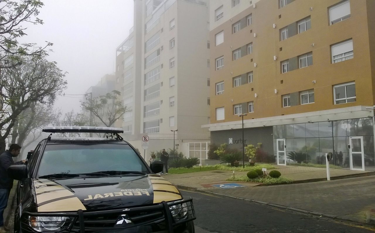 Carro da Polícia Federal na frente do prédio em que Gleisi tem apartamento. Foto: Aniele Nascimento/Gazeta do Povo |