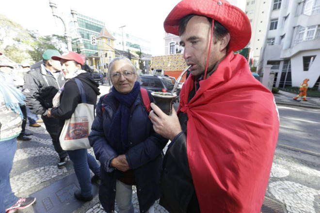 Manifestação nas imediações do escritório da Petrobras no Batel. | Foto: Lineu Filho/Tribuna do Paraná