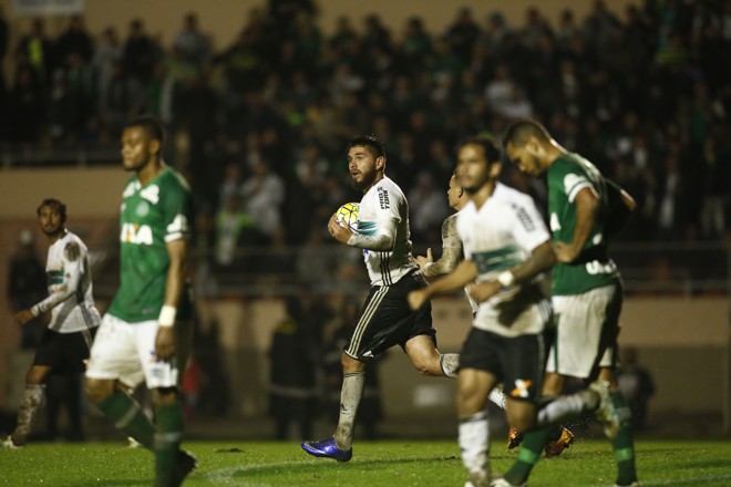 Foi o primeiro gol do paraguaio com a camisa coxa-branca. | Hugo Harada/Gazeta do Povo