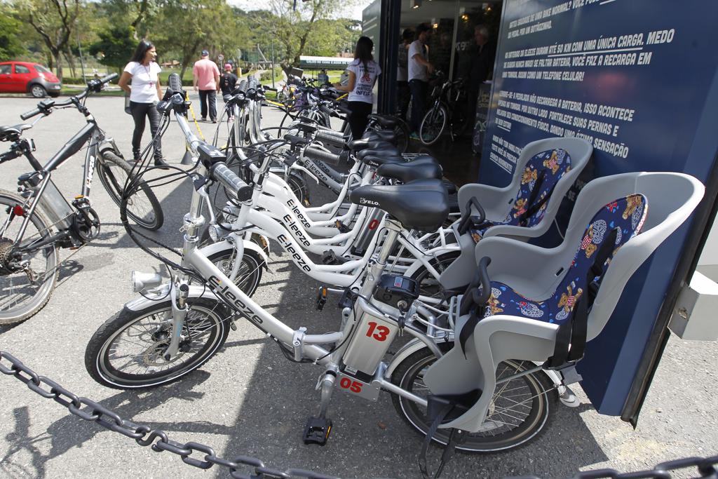 O projeto de locação de bikes elétricas da E-leeze, em testes no Parque Barigui desde o ano passado, é uma das ações que levaram Curitiba a ganhar uma menção honrosa do ITDP. | Antônio More/Gazeta do Povo