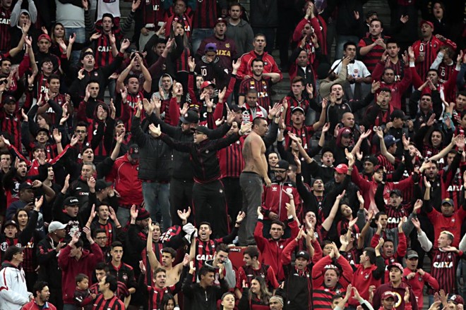 Torcida atleticana na Arena da Baixada devidamente trajada com as cores do clube. | Albari Rosa/Gazeta do Povo