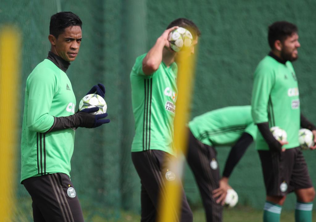 Felipe Amorim, novo atacante do Coritiba, no treino dessa terça-feira (7) no CT da Graciosa. | Aniele Nascimento/Gazeta do Povo