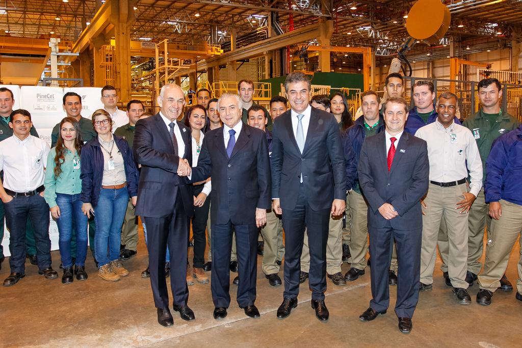 Richa e Temer na visita à fábrica da Klabin: com novo presidente, atendimento às demandas do estado melhorou | Beto Barata/PR