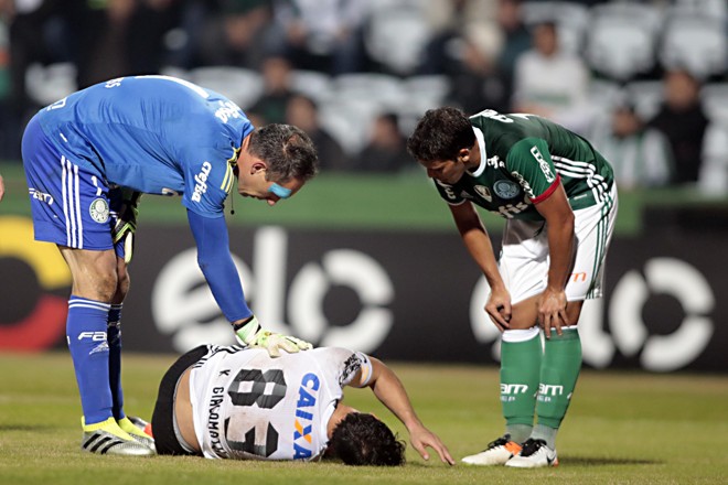 Goleiro Fernando Prass consola Kleber apóss choque. | Albari Rosa/Gazeta do Povo