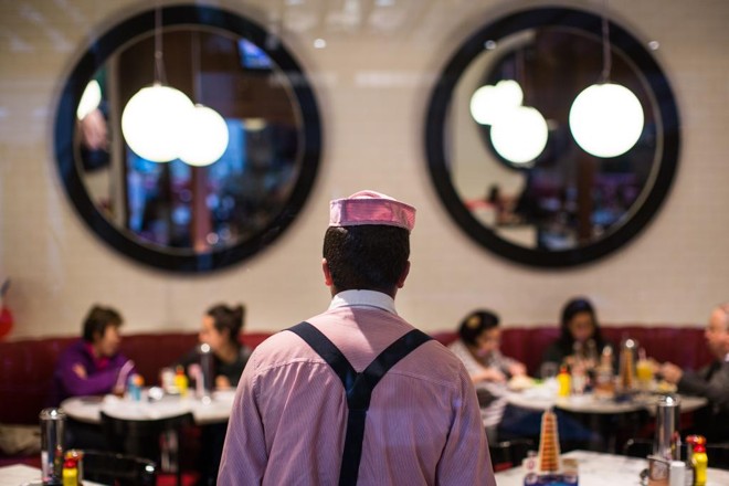 Com mais de 20 anos de funcionamento, o The Fifties tem como proposta acolher os clientes em um ambiente inspirado na realidade americana dos anos 50 | Brunno Covello/Gazeta do Povo