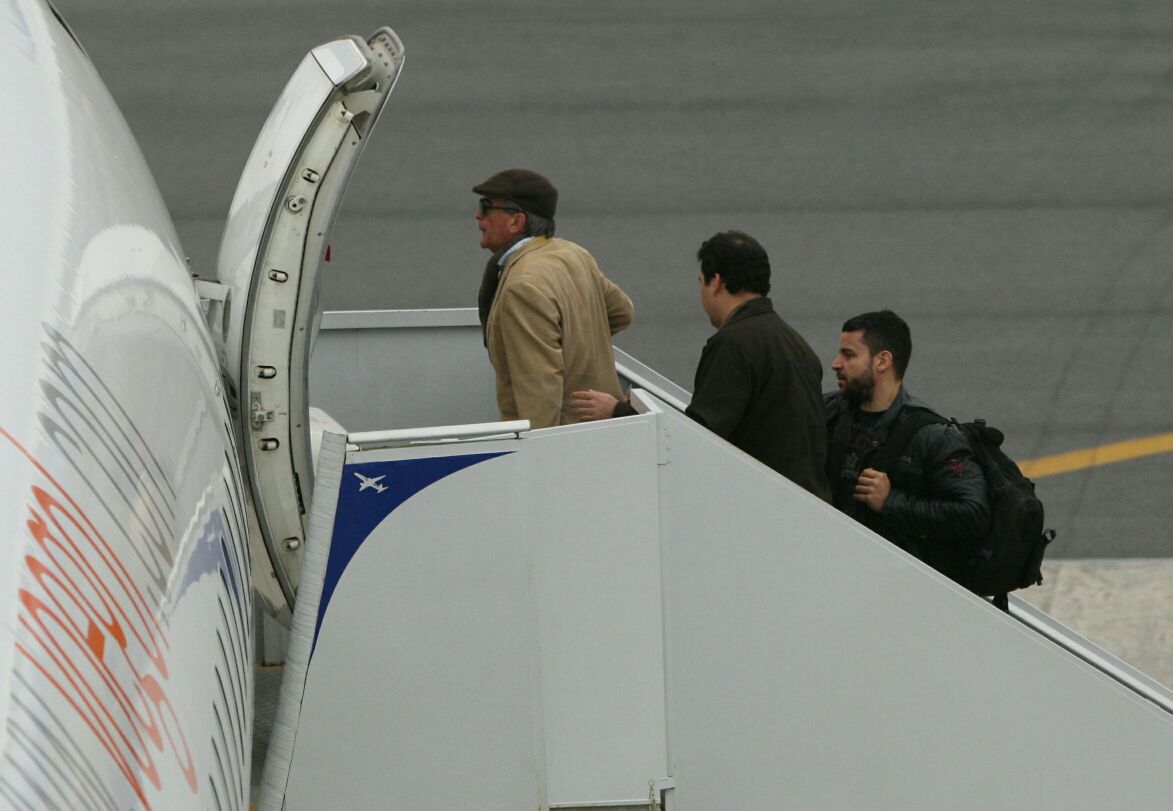 Cerveró (de chapéu) embarca no voo para o Rio: um ano e meio sem poder deixar sua residência, em Itaipava. | Aniele Nascimento/Gazeta do Povo