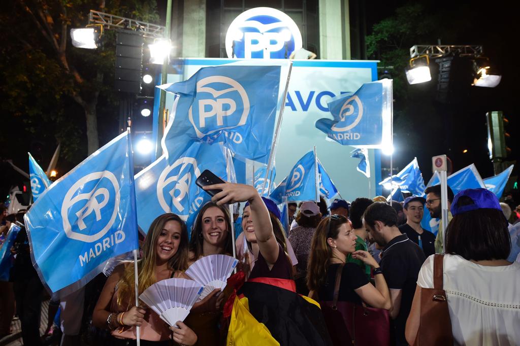 Simpatizantes do Partido Popular celebram pelas ruas de Madri | JOSE JORDAN/AFP