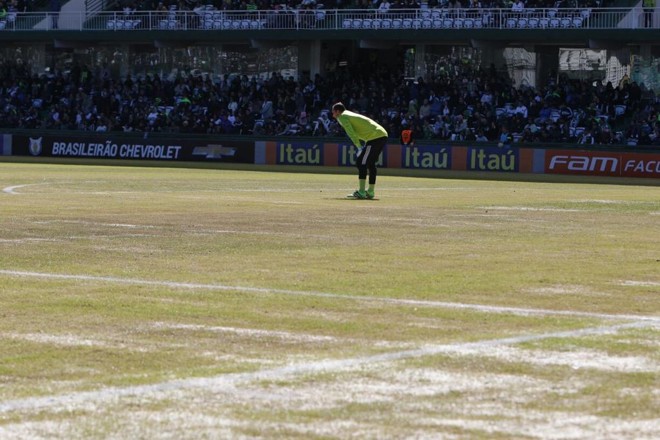 Jogadores encontraram problemas para jogar no gramado do Couto. | Antônio MoreGazeta do Povo