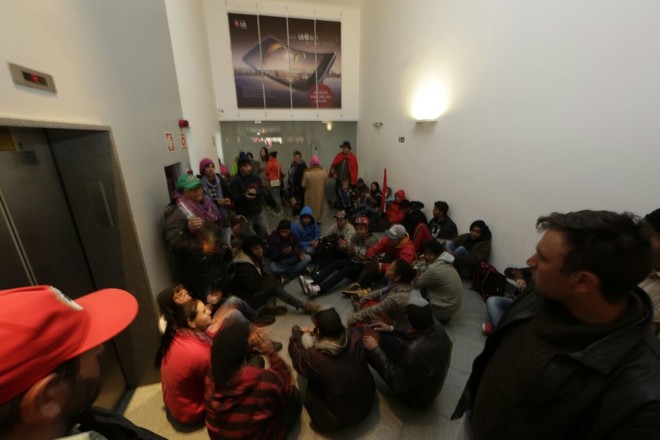 Manifestação no escritório da Petrobras no Batel. | Foto: Lineu Filho/Tribuna do Paraná