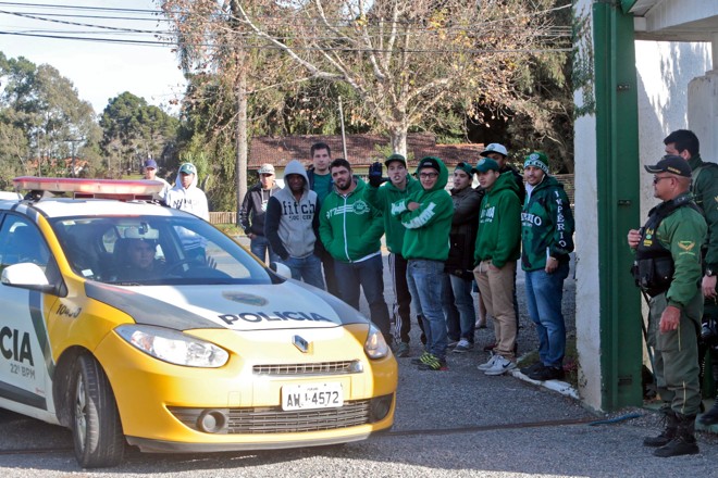 Torcedores aguardavam para serem recebidos quando chegou uma viatura da PM no CT. | Albari Rosa/Gazeta do Povo