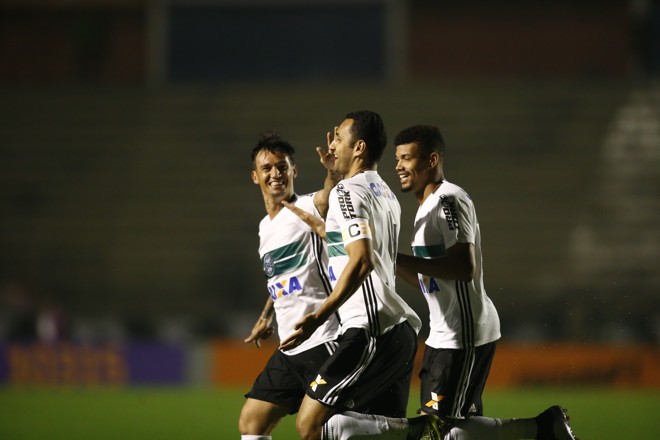 Zagueiro Rafael Marques comemora com Juninho e João Paulo o primeiro gol do Coxa. | Hugo Harada/Gazeta do Povo