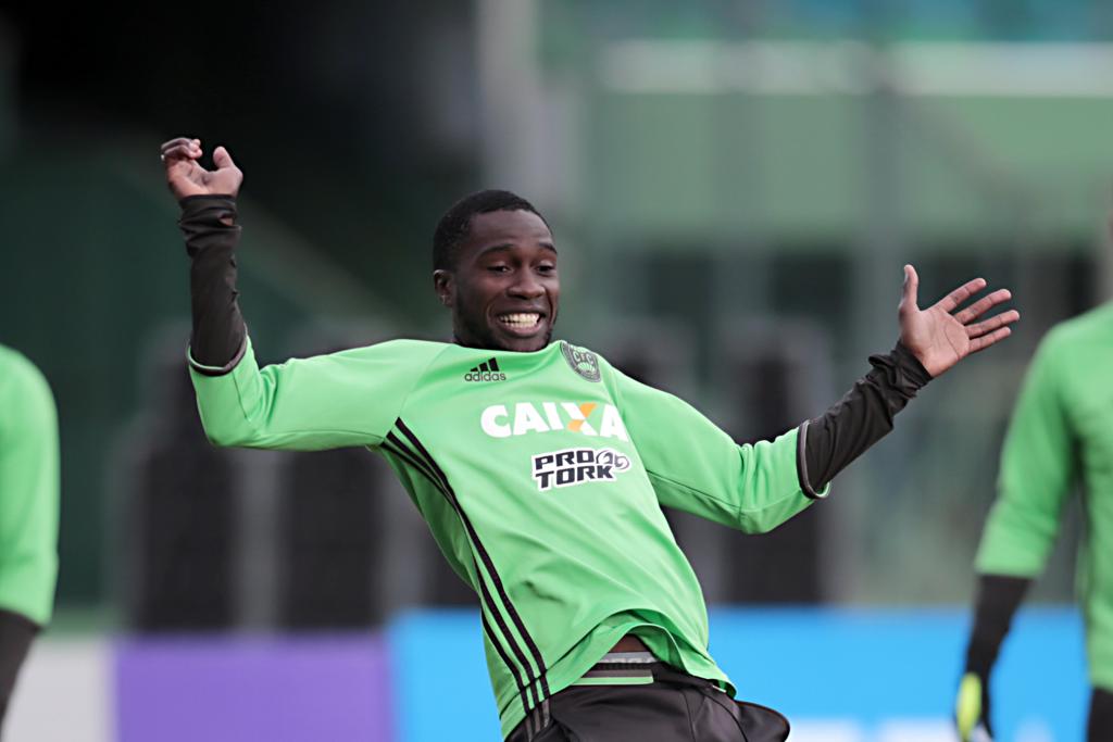 Negueba fez o primeiro gol no ano provavelmente na sua última partida com a camisa do Coritiba. | Albari Rosa/Gazeta do Povo