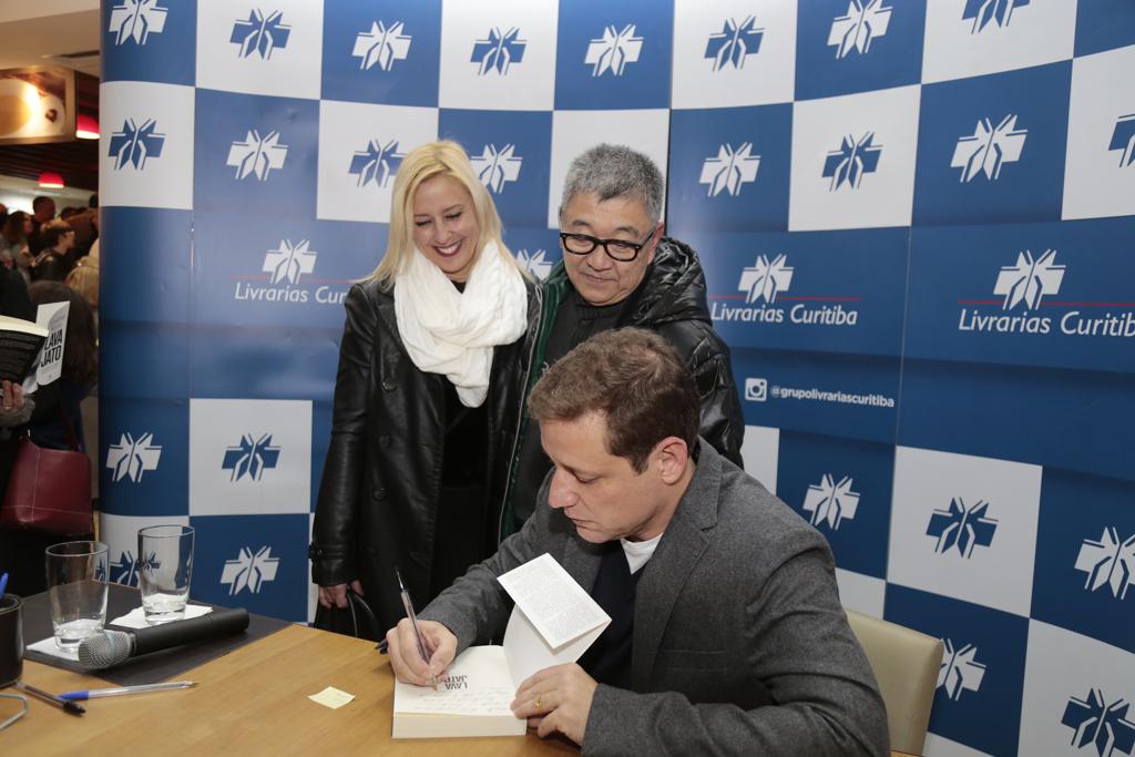 Vladimir Netto, autor do livro, autografa um exemplar para o “japonês da Federal” | Pedro Serapio/Gazeta do povo