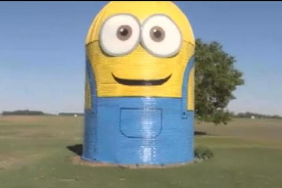 Silo pintado com a imagem do personagem Minion tem quase oito metros de altura. | Reprodução/WISE-TV