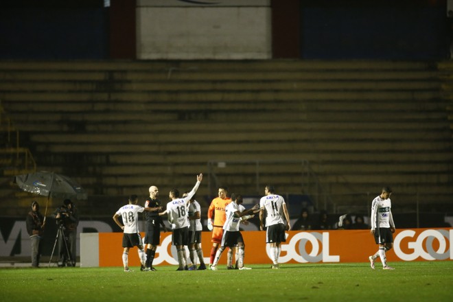 Muita reclamação do Coritiba no segundo pênalti para a Chapecoense. | Hugo Harada/Gazeta do Povo