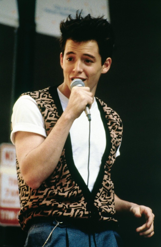 Matthew Broderick, o Ferris Bueller. O ator nunca mais repetiu o sucesso experimentado com o personagem que fez aos 23 anos, mas mantém sua filmografia ativa aceitando papéis menos expressivos em produções hollywoodianas e muitas incursões pelo cinema independente (como “Eleição” e “Conte Comigo”). É também dublador: foi o Simba em “O Rei Leão” e tem papéis recorrentes em “Hora de Aventura”, entre eles o Guerreiro do Sonho. Repetiu a premissa de “Curtindo a Vida Adoidado” em um comercial de TV exibido no Superbowl em 2012. É casado com Sarah Jessica Parker desde 1997. | Divulgação