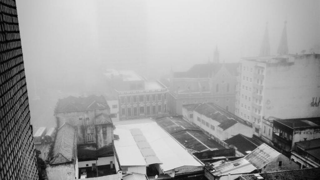 Centro de Curitiba ficou tomado pela neblina nesta manhã | Henry Milléo/Gazeta do Povo