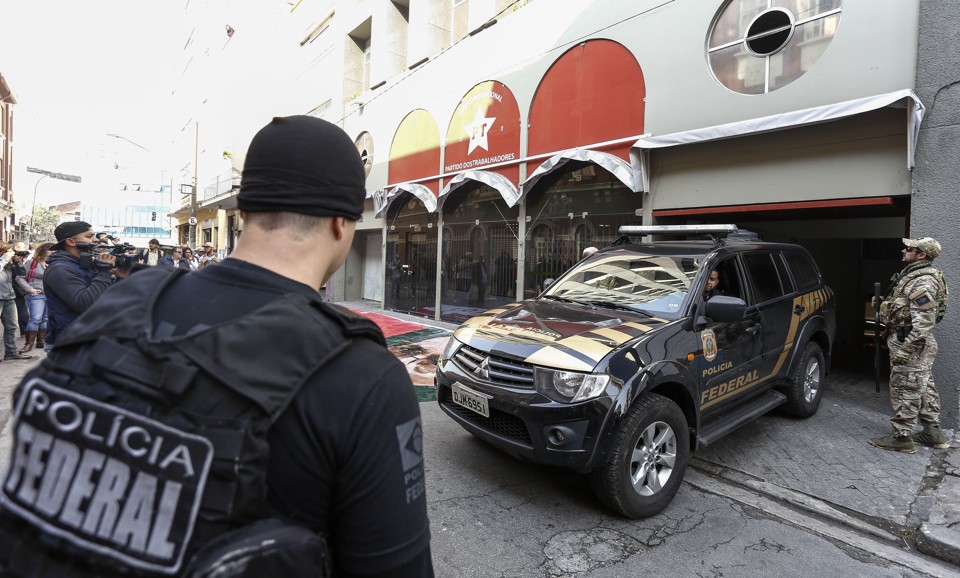 Policial federal na frente da sede do PT: partido vai avaliar se houve irregularidades na operação. | Miguel Schincariol/AFP