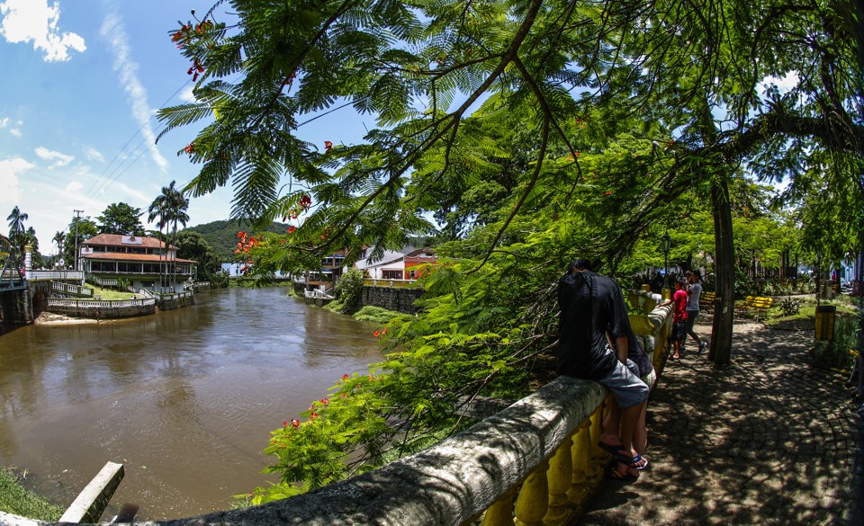 Temperaturas não vão ser um empecilho para quem quiser passar os dias de folga no Litoral. Na foto, Morretes | Daniel Castellano/Gazeta do Povo