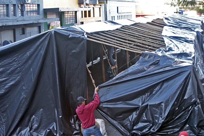 Manifestantes sem-terra montam acampamento na rua Doutor Faivre em Curitiba. | Albari Rosa/Gazeta do Povo