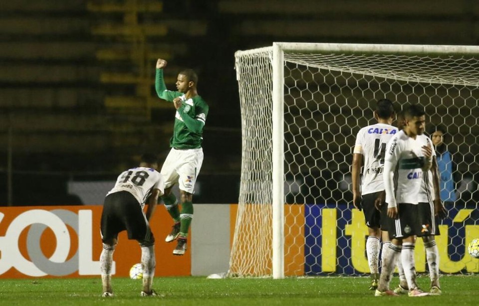 Bruno Rangel comemora um dos três gols da noite. Derrota aumenta a pressão no Coritiba. | Hugo Harada/Gazeta do Povo