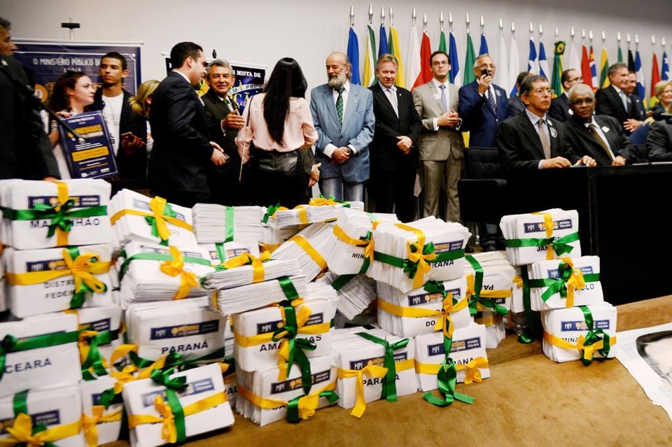 O movimento a favor das 10 Medidas no dia da entrega dos projetos de lei na Câmara: 2 milhões de assinaturas a favor das propostas. | Wilson Dias/Agência Brasil