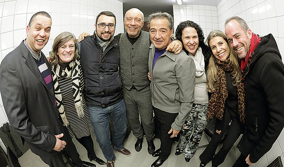 Edgar Scandurra e Nasi, do Ira Folk (ambos ao centro) fizeram um show exclusivo para convidados do Rock&Mídia GRPCOM no Hard Rock Cafe, em comemoração ao Dia do Profissional de Mídia. Depois, eles receberam no camarim os diretores do GRPCOM João Santos, Carmem Murara, Eduardo Boschetti, Luciana Lima e Milena Seabra (a partir da esq.), junto com o diretor da Prime Produções, Mac Lóvio Solek (último à dir.). | Rubens Nemitz Jr.