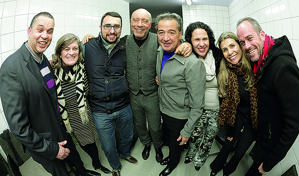 Edgar Scandurra e Nasi, do Ira Folk (ambos ao centro) fizeram um show exclusivo para convidados do Rock&Mídia GRPCOM no Hard Rock Cafe, em comemoração ao Dia do Profissional de Mídia. Depois, eles receberam no camarim os diretores do GRPCOM João Santos, Carmem Murara, Eduardo Boschetti, Luciana Lima e Milena Seabra (a partir da esq.), junto com o diretor da Prime Produções, Mac Lóvio Solek (último à dir.).