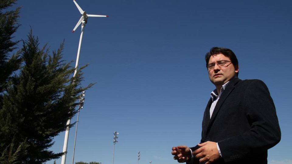 Professor Julio Omori mostra novo aerogerador que a Universidade Positivo está instalando no campus. | Aniele Nascimento/Gazeta do Povo