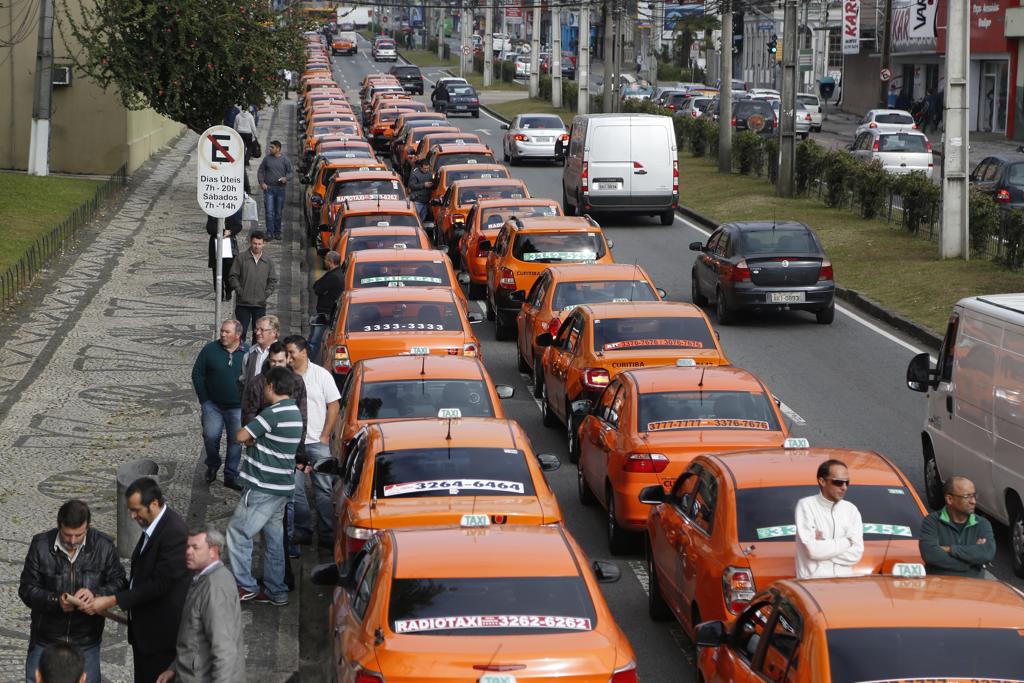 Em protesto para pedir a tramitação em regime de urgência da regulamentação do Uber e outros aplicativos em Curitiba, taxistas fechar duas faixas da Av. Visconde de Guarapuava nesta segunda (27). | Henry Milleo/Gazeta