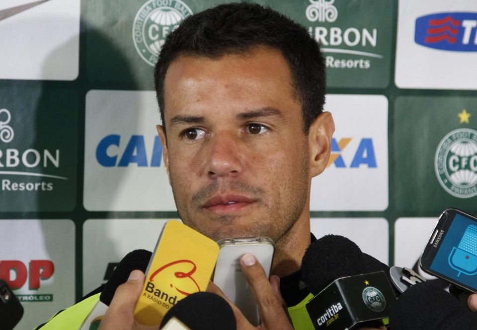 Goleiro coxa-branca falhou no gol de empate do América-MG, ao dar rebote para o adversário. | Daniel Castellano/Gazeta do Povo
