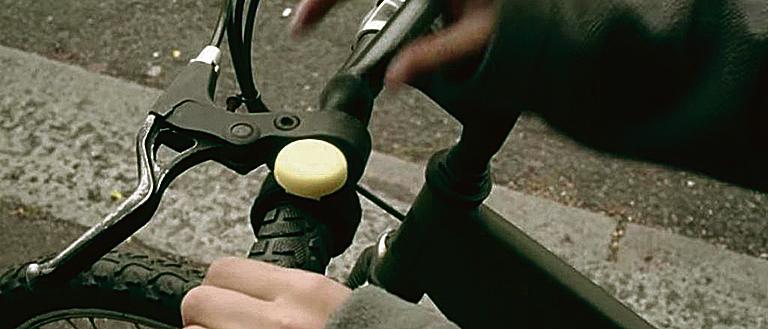 Quando apertado, o botão entrega uma mensagem para um  aplicativo que localiza os pontos perigosos em um mapa e alerta, via e-mail, o prefeito, lembrando-o do compromisso de proteger aqueles sobre as bicicletas. | Reprodução/Give a beep