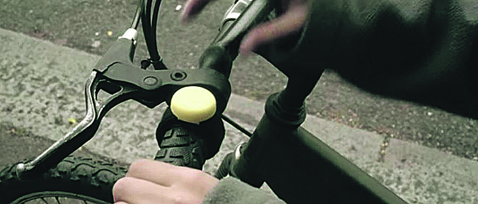 Quando apertado, o botão entrega uma mensagem para um aplicativo que localiza os pontos perigosos em um mapa e alerta, via e-mail, o prefeito, lembrando-o do compromisso de proteger aqueles sobre as bicicletas. | Reprodução/Give a beep