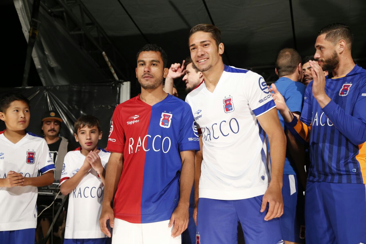 O meia Nádson, o volante Jean e o goleiro wendell exibem as novas camisas do Paraná. | Hugo Harada/Gazeta do Povo
