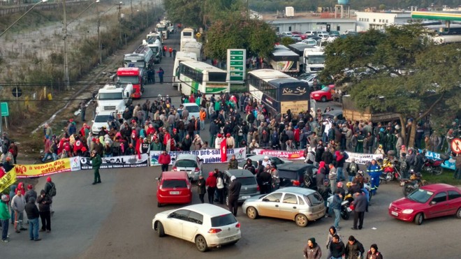 Protesto nas imediações da Repar, em Araucária. | Foto: Sindipetro