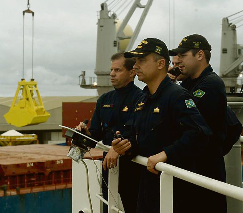 Oficiais da Marinha a bordo do Navio de Pesquisa Hidroceanográfico Vital de Oliveira, considerado um dos mais modernos da corporação | Fred Loureiro/Secom-ES