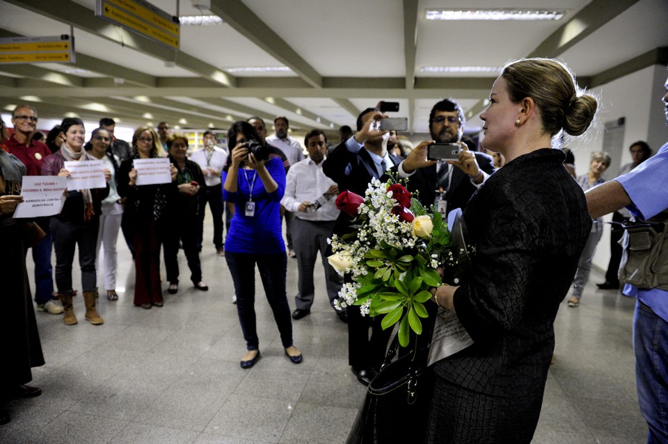 Gleisi com as flores recebidas de integrantes dos Pró-Democracia e Rosas pela Democracia | Foto: Agência Senado