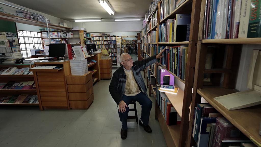 Aramis Chain em sua loja, que existe há 50 anos | Albari Rosa/Gazeta do Povo