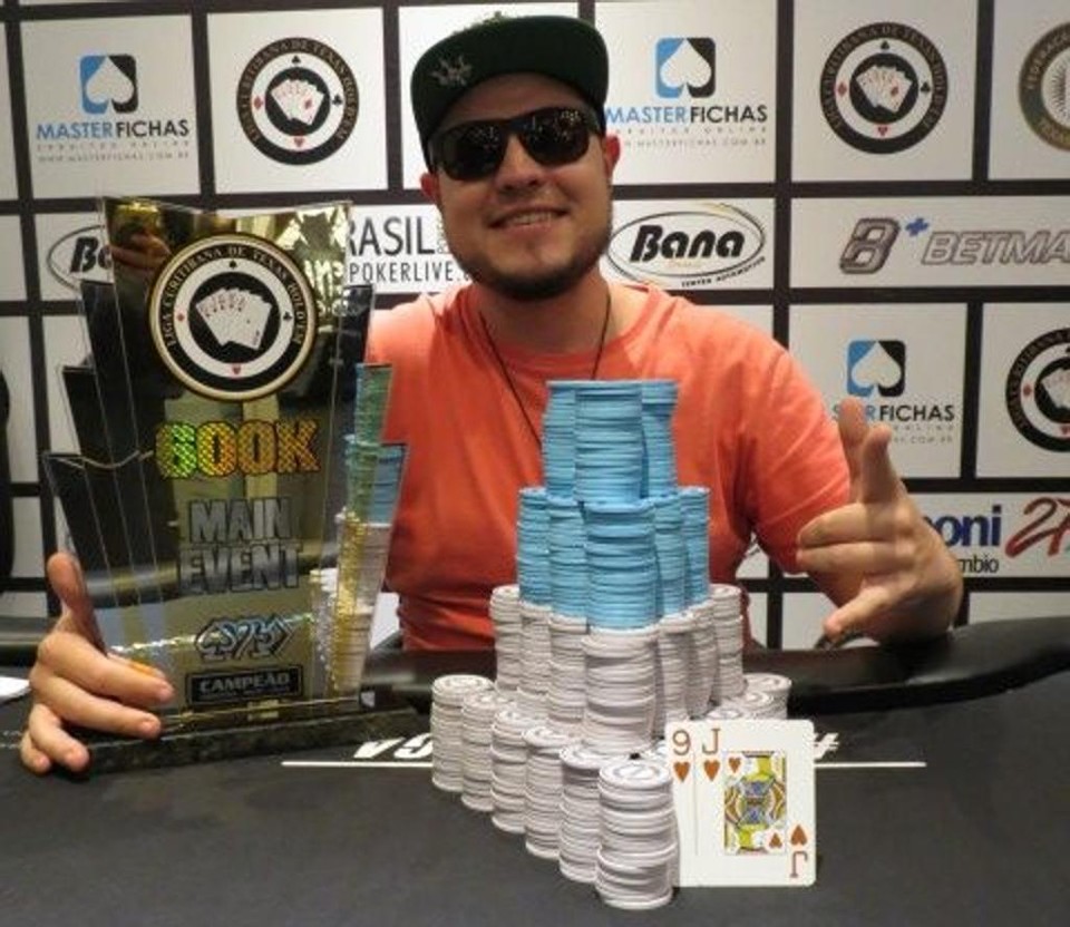 Felipe Eugênio após vencer o torneio de inauguração da Liga Curitibana de Texas Holdem. | Divulgação/Liga Curitibana