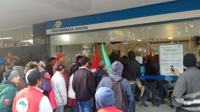 Manifestantes na agência do INSS na Praça Santos Andrade. | Foto: Comunicação MST